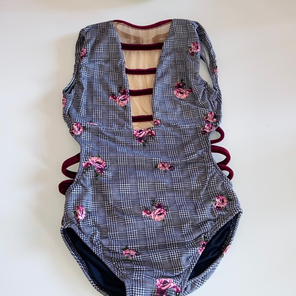Girls maroon/rose print leotard w/ velvet&mesh cut